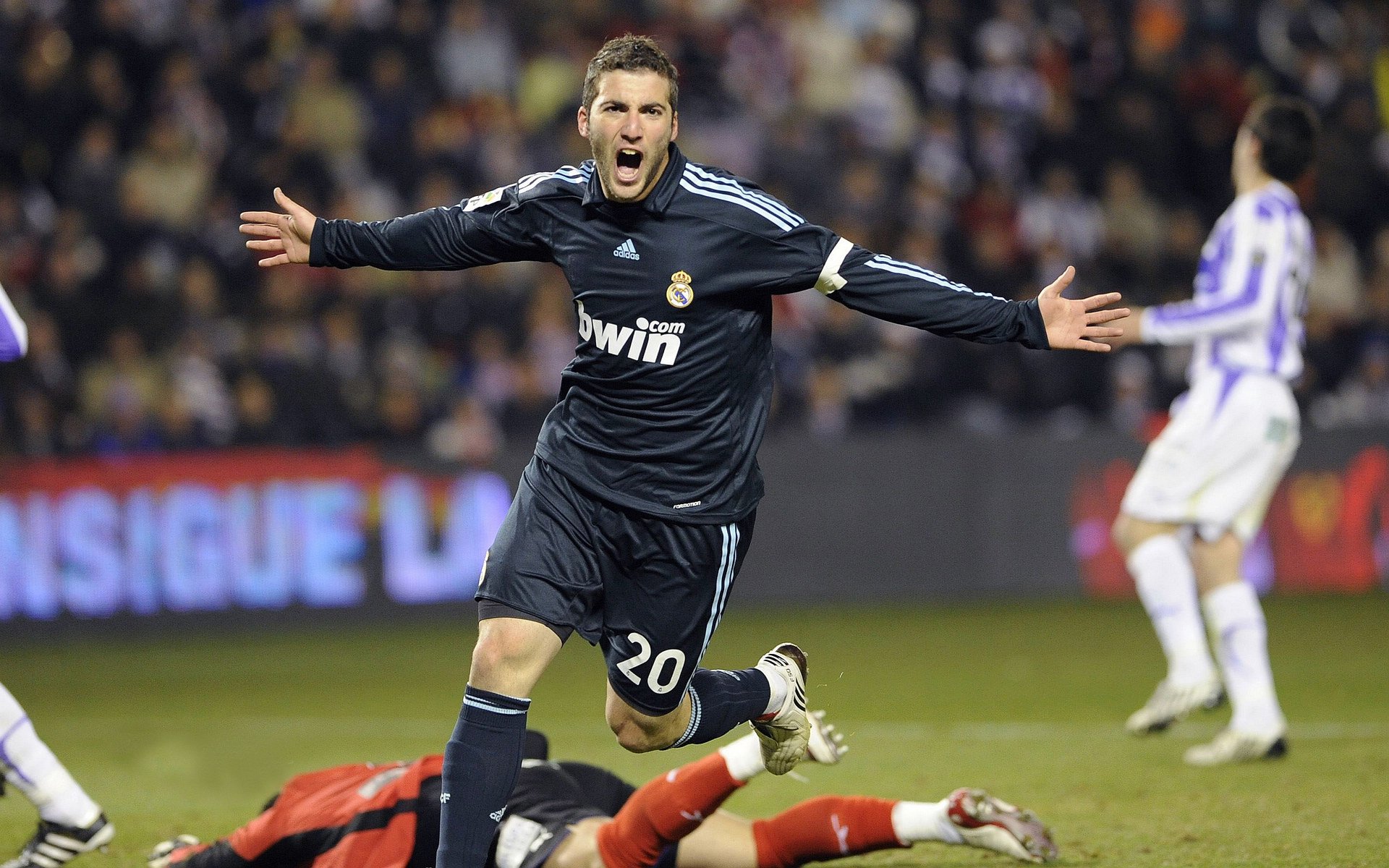 2009年季后赛第一轮：湖人以“杀手锏”科比的超神表现，从落后20分的逆境中逆转灰熊，彰显冠军底蕴。